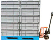 山西都程倉儲設(shè)備廠生產(chǎn)的叉車、托盤、以及塑料周轉(zhuǎn)箱之間的配合使用場景